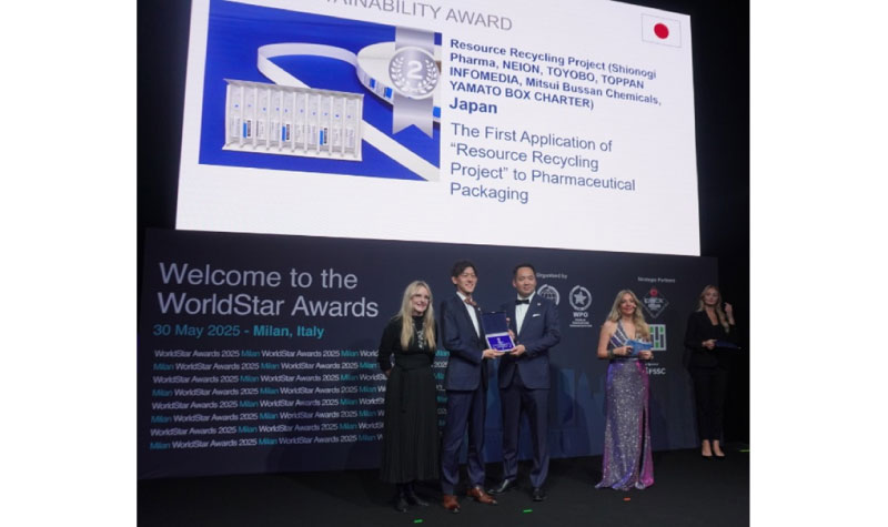 Sustainability Special Awardの発表と同時に壇上にて受賞