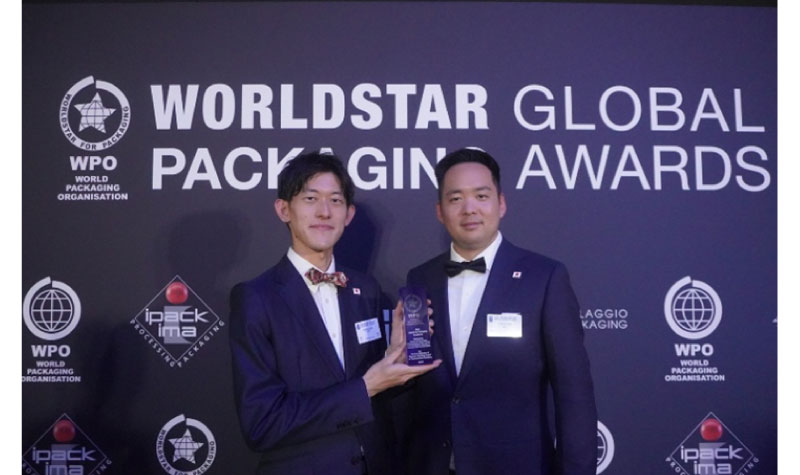 Worldstar Awardのトロフィーとともに記念撮影
