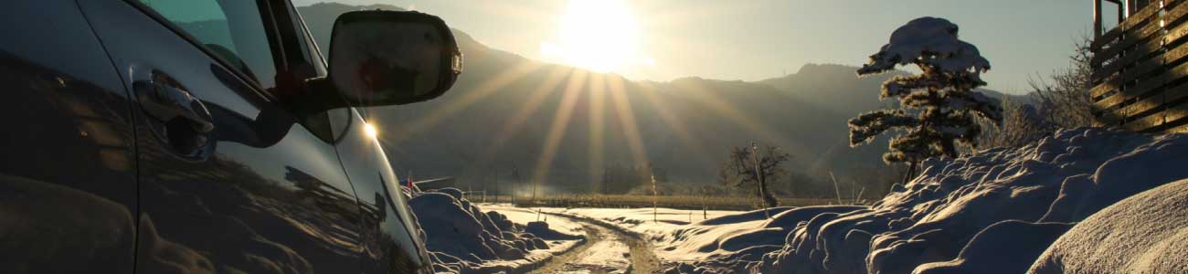 雪の中を走る車