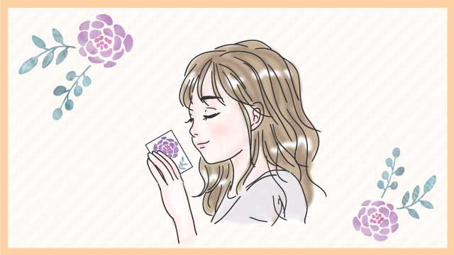 香りを楽しむ女性
