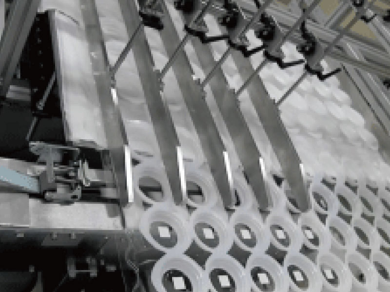 圧空成型ライン上でのラベル貼付